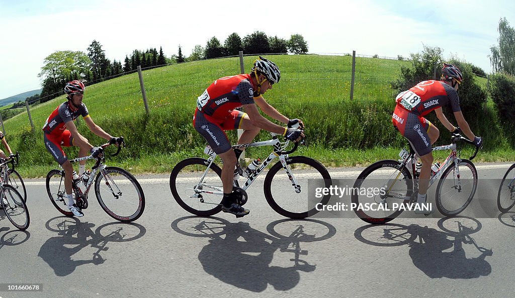 US Lance Armstrong (C) rides during the