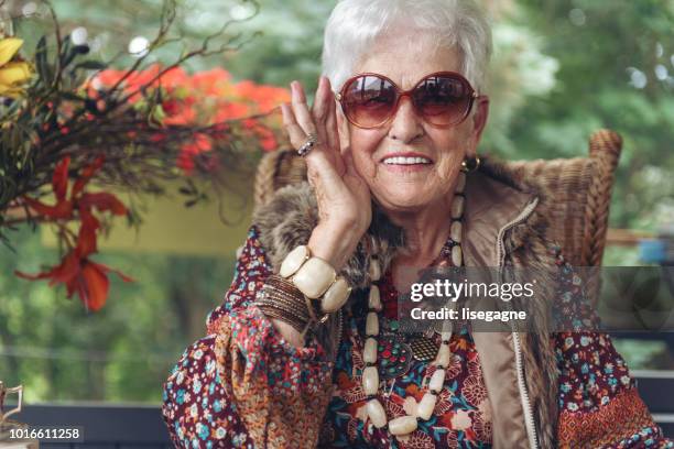 mujer con estilo boho senior hermosa - estilo boho fotografías e imágenes de stock