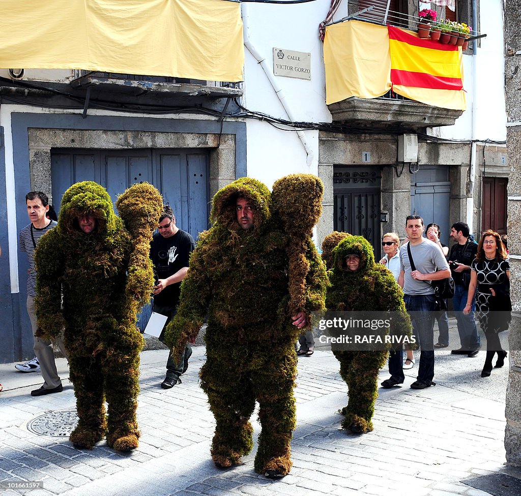 Three "Hombres de Musgo" (Moss Men) take