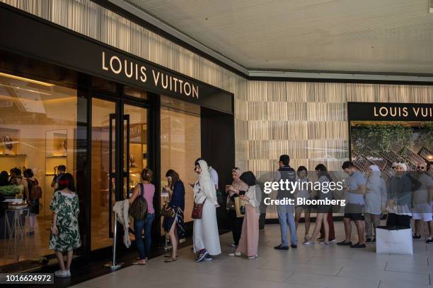 Customers, including tourists, queue at the entrance to the LVMH Moet Hennessy Louis Vuitton SE luxury store in the Zorlu Center mall in Istanbul,...