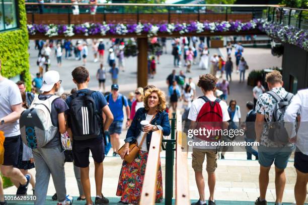 stora skara tennisfans promenader, wimbledon, uk - the championships wimbledon 2018 bildbanksfoton och bilder