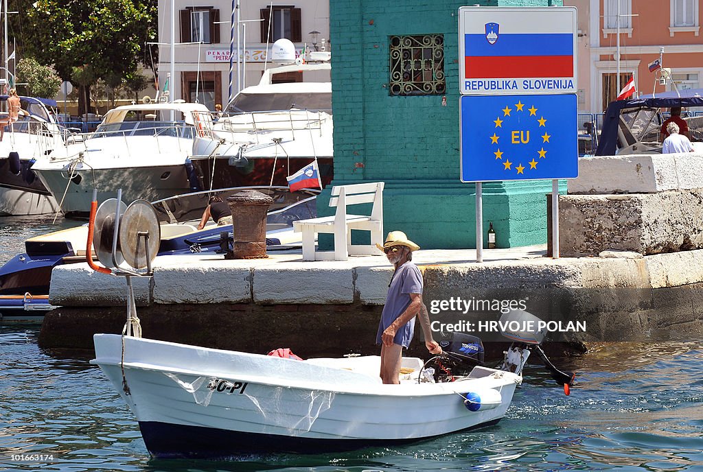 A fisheman enters the harbour of the Slo