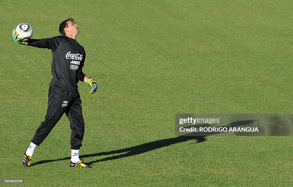 Uruguay's goalkeeper Fernando Muslera ta