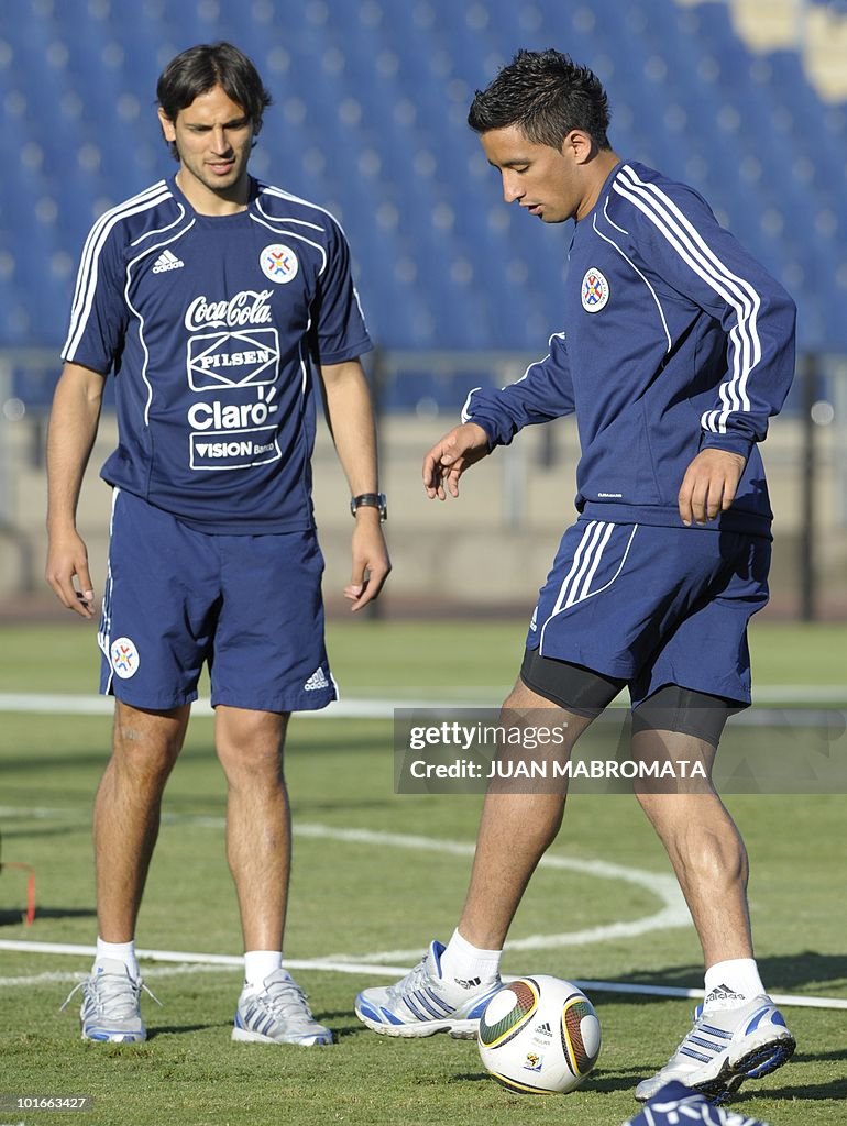 Paraguay's forward Lucas Barrios (R) con