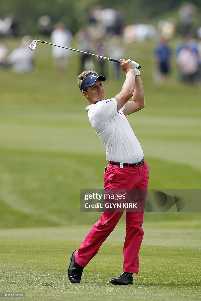 English golfer Luke Donald plays his app