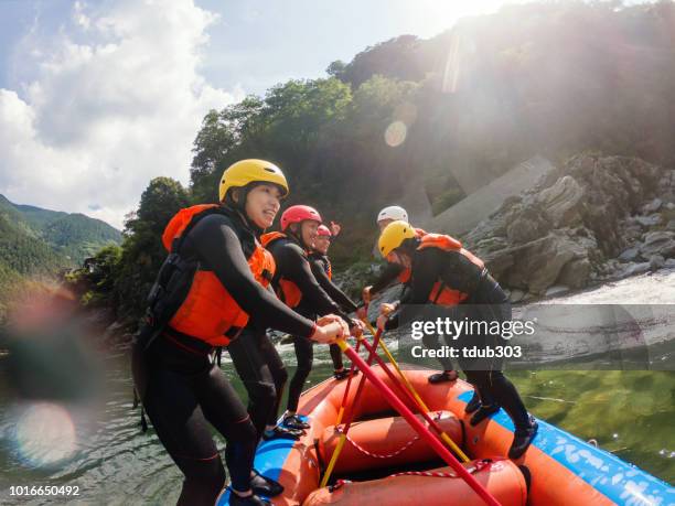 persönlichen sicht eine wildwasser river-rafting ausflug - white water rafting stock-fotos und bilder