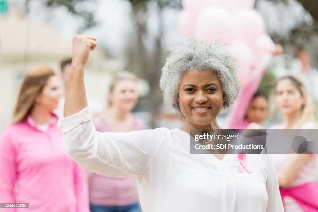 Sobreviviente de cáncer de mama fuerte flexión de los músculos