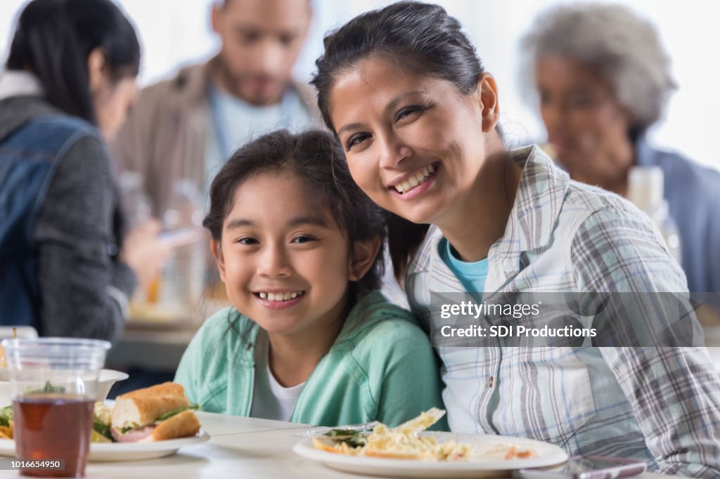 Madre e hija almorzar en el comedor
