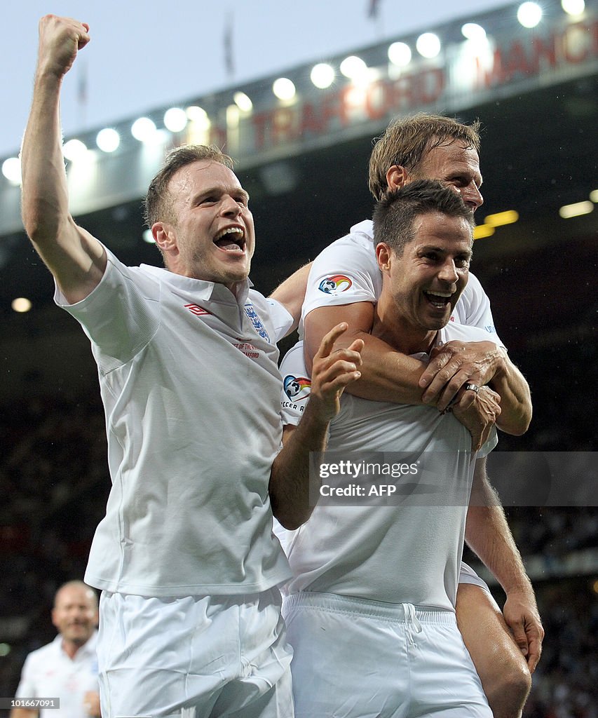 Jamie Redknapp of England (C) celebrates