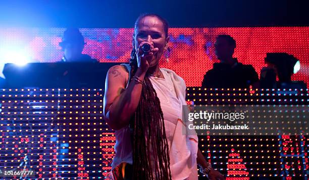 Guest singer Sista Pat , DJs Rob Garza and Eric Hilton of the American band Thievery Corporation perform live at the Huxleys Neue Welt on June 6,...