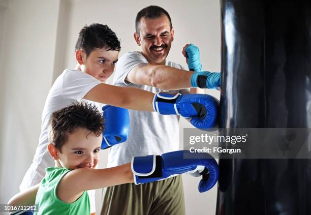 boxeadores de los niños preparándose para el boxeo con el padre - defender actividad fotografías e imágenes de stock