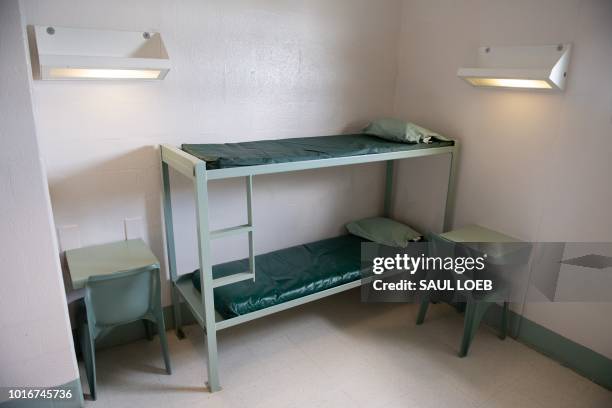 Inside Inmate Bunk Jail Cell Bed - Fotografias e Filmes do Acervo - Getty Images
