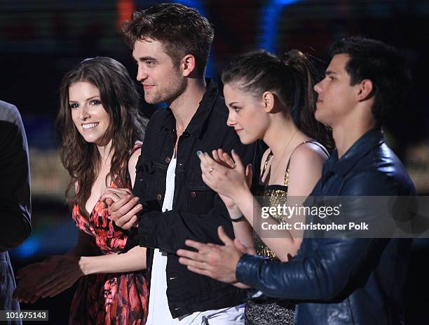 Anna Kendrick, Robert Pattinson, Kristen Stewart and Taylor Lautner from "Twilight Saga: New Moon" accept the Best Movie award onstage at the 2010...