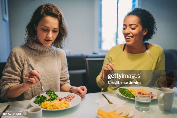 mujeres que desayunan en casa - dieta ketogénica fotografías e imágenes de stock