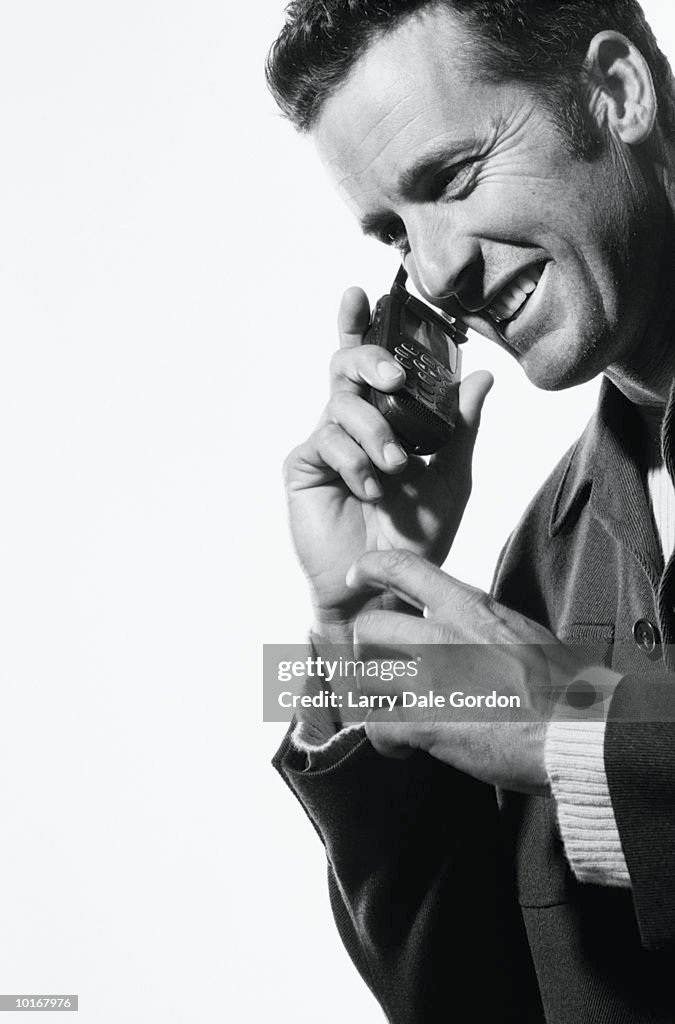 CASUAL BUSINESSMAN USING CELL PHONE