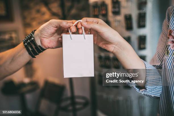 geven van haar certificaat en cadeauzakje - cadeautas stockfoto's en -beelden