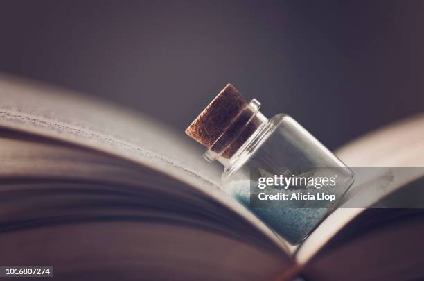 paper boat - instrumento de navegación fotografías e imágenes de stock