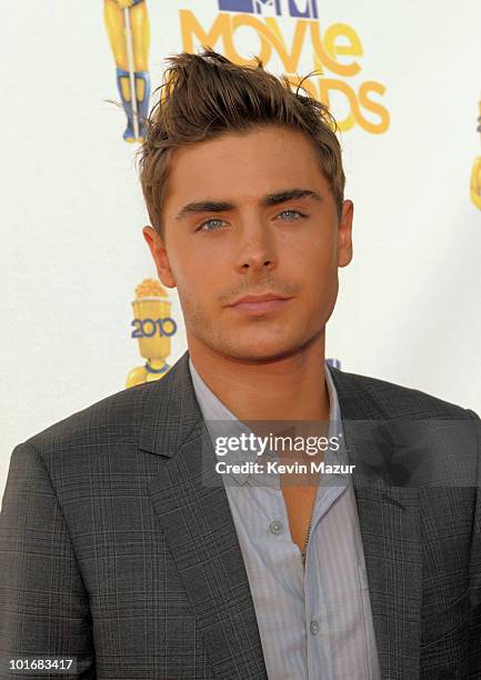 Zac Efron arrives at the 2010 MTV Movie Awards at Gibson Amphitheatre on June 6, 2010 in Universal City, California.