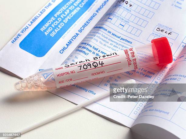 chlamydia screening smear test - papanicolau fotografías e imágenes de stock