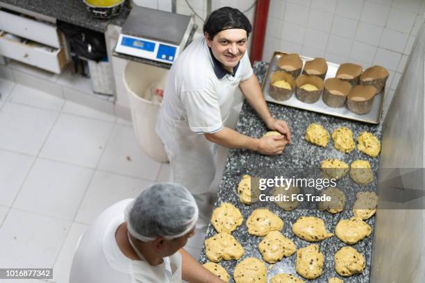 macht ein panettone auf die bäckerei - panettone stock-fotos und bilder