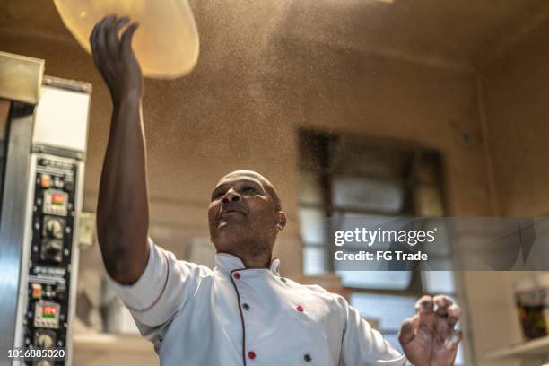 chef prepara uma pizza - pizzeria - fotografias e filmes do acervo