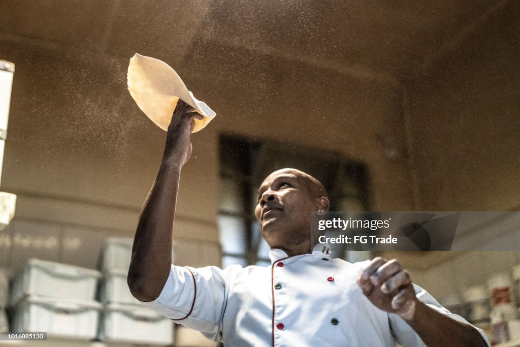 Chef-kok een pizza bereiden