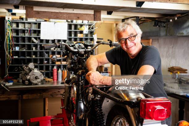 en specialist klassisk motorcykel konservator i hans verkstad - old motorcycles bildbanksfoton och bilder