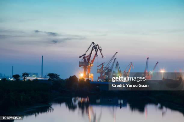 xinhui port national terminal at night - sequenz tag und nacht stock-fotos und bilder