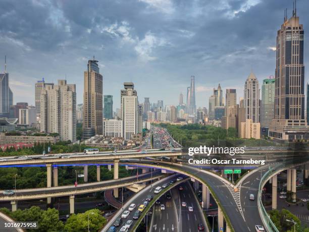 aerial view of neon highway intersection shanghai - shanghai tower shanghai stock-fotos und bilder