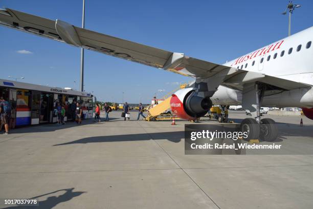 flughafen wien (vie) - flughafen wien stock-fotos und bilder
