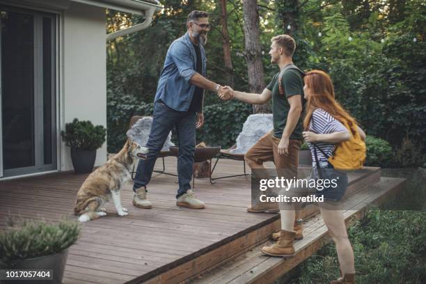 jong koppel op vakantie - hostesses stockfoto's en -beelden