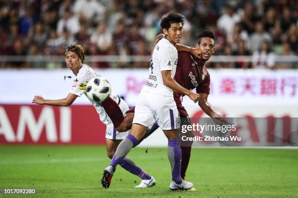 Mizumoto Hiroki and Wellington in action during the J.League J1 match between Vissel Kobe and Sanfrecce Hiroshima at Noevir Stadium Kobe on August...