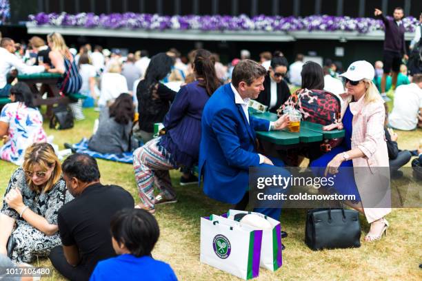 foule de personnes bénéficiant de tennis sur la colline, wimbledon, royaume-uni - the championships wimbledon 2018 photos et images de collection