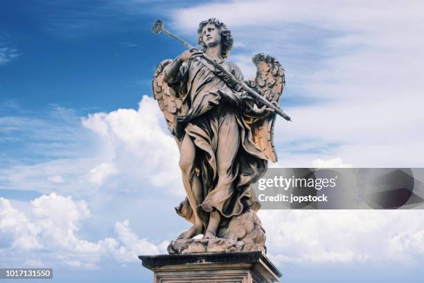angel on the sant'angelo bridge, rome. - barroco imagens e fotografias de stock