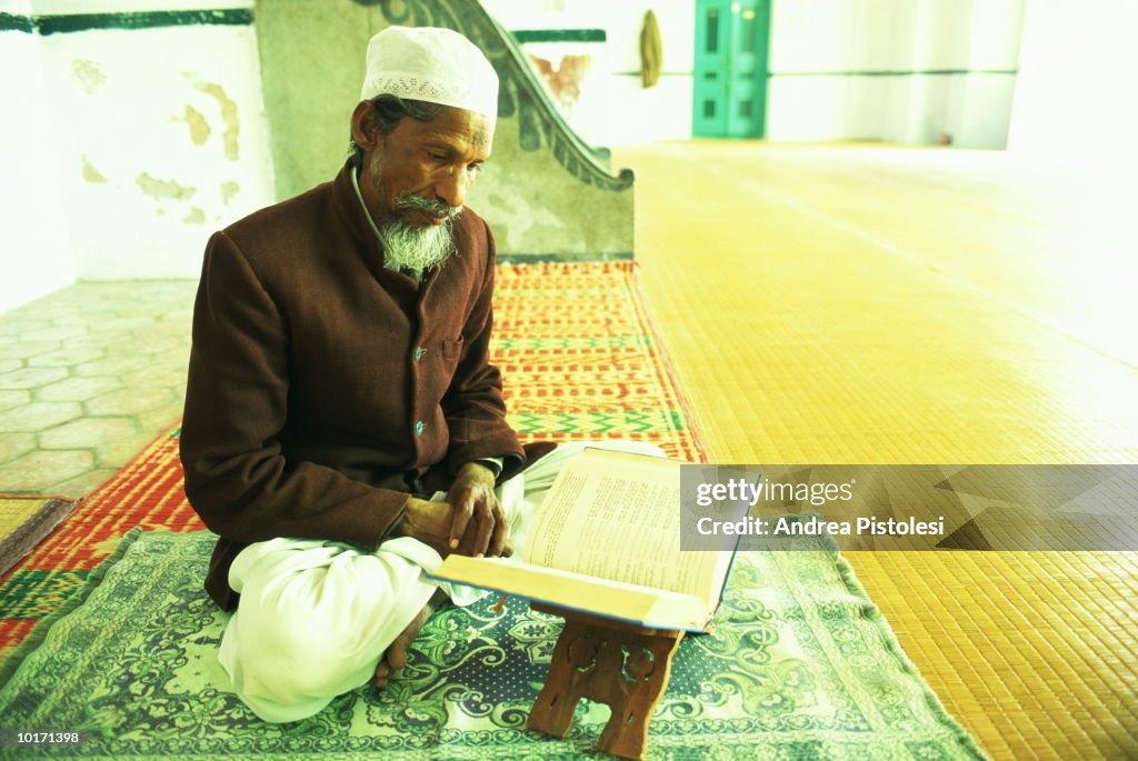 SHAHI MASJID, LUCKNOW, INDIA
