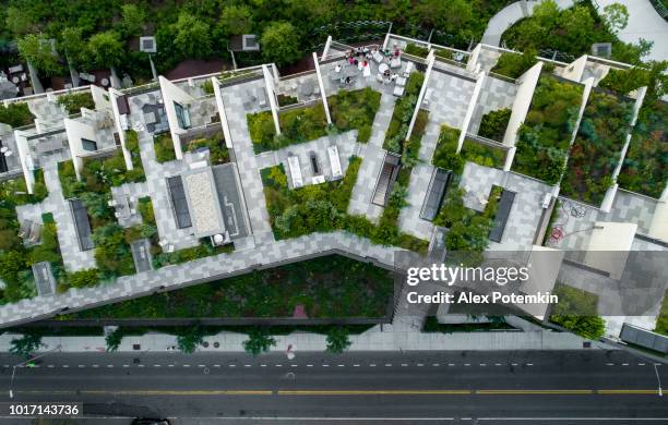 la parte superior directamente sobre la vista a los modernos techos con jardines en las alturas de brooklyn, en el paseo marítimo cerca de esplanade y el brooklyn bridge park - aerial park fotografías e imágenes de stock