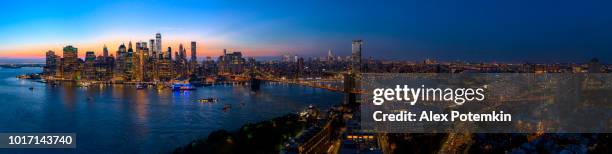 la escénica panorámica vista aérea a manhattan downtown desde alturas de brooklyn sobre el río este en la puesta de sol. - nyc skyline night fotografías e imágenes de stock