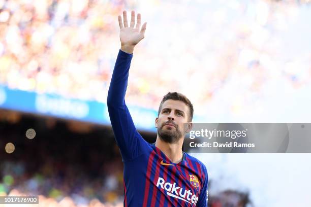 Gerard Pique of Barcelona waves to the fans ahead of the Joan Gamper Trophy between FC Barcelona and Boca Juniors at Camp Nou on August 15, 2018 in...
