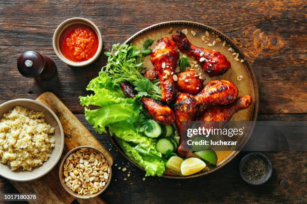 bbq kip benen - chicken drumsticks stockfoto's en -beelden