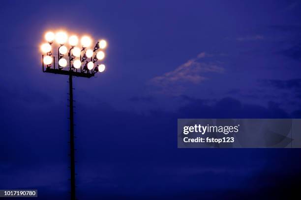 夕暮れ時、夜のスポーツ スタジアムのライト。 - サッカー場　無人 ストックフォトと画像