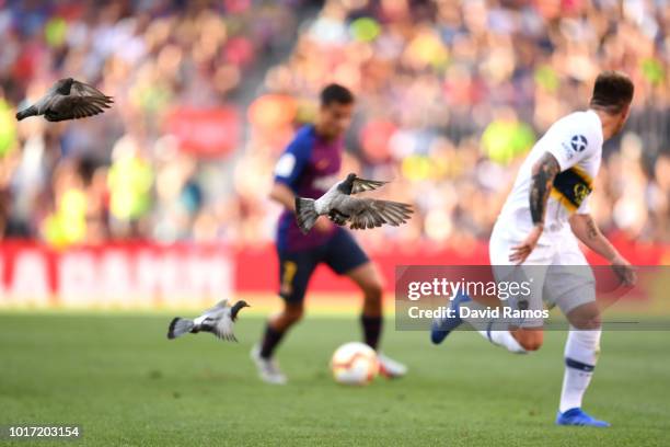 Birds fly across the pitch during the Joan Gamper Trophy between FC Barcelona and Boca Juniors at Camp Nou on August 15, 2018 in Barcelona, Spain.