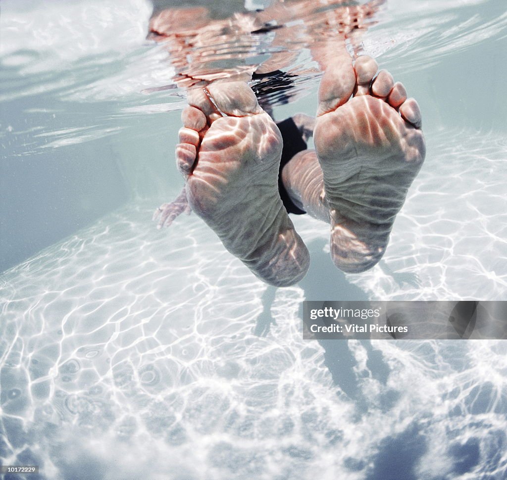 MATURE WOMANS FEET IN POOL, CLOSE-UP