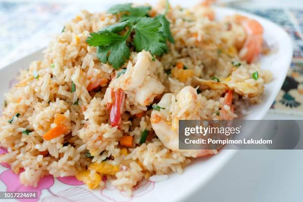 thai fried rice with prawns - fried rice stock-fotos und bilder