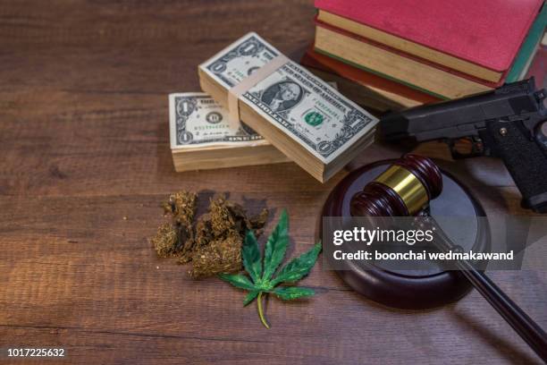 drugs with money and judgment - medical malpractice photos et images de collection