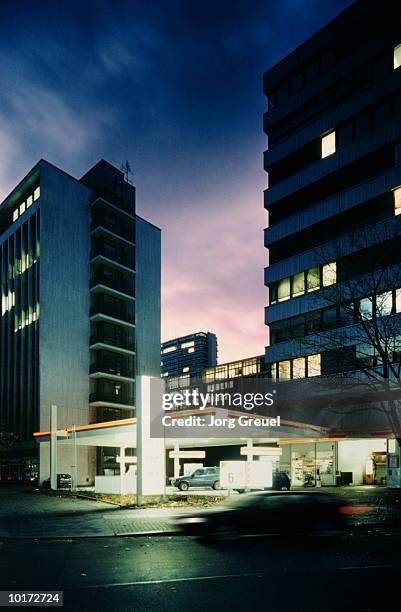 filling station, berlin, germany - gas station at night stock pictures, royalty-free photos & images