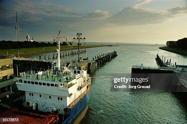 container ship in a lock, brunsbuttel, germany - brunsbuttel stock pictures, royalty-free photos & images