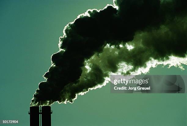 industrial chimneys and smoke, berlin - fuoriuscire foto e immagini stock