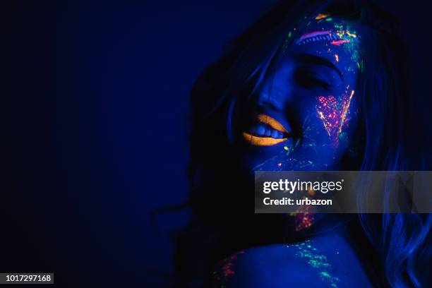 vrouw met fluorescerende make-up - body art stockfoto's en -beelden