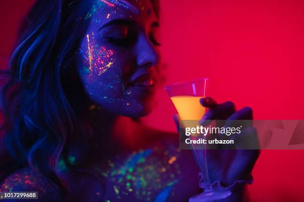 frau mit fluoreszierenden make-up - neon fluorescent hair stock-fotos und bilder