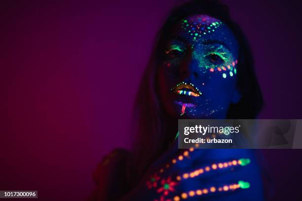 frau mit fluoreszierenden make-up - neon fluorescent hair stock-fotos und bilder